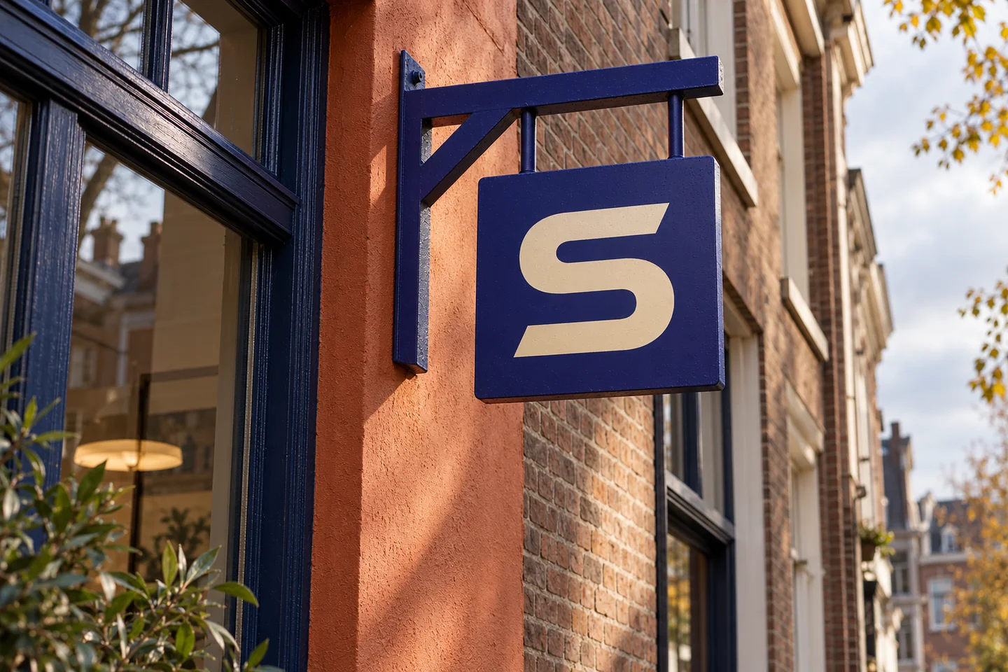 Het S-uithangbord aan een terracotta winkelgevel
